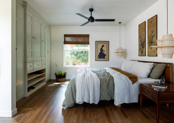 Kamar tidur dengan lemari dinding yang mencapai langit-langit